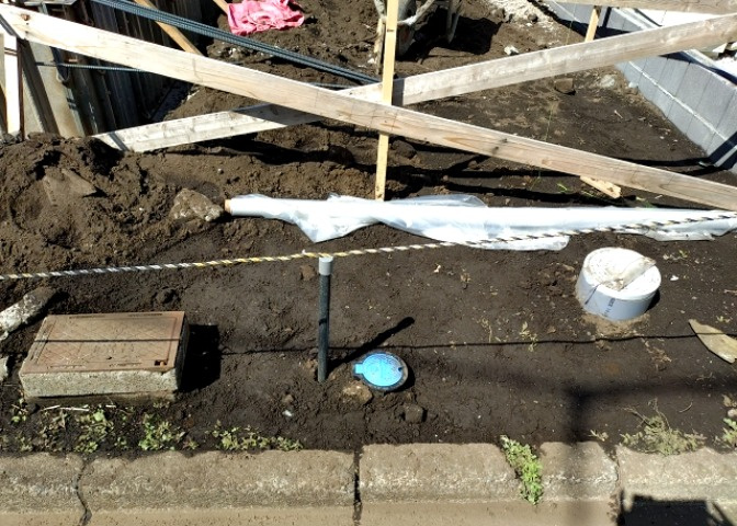 敷地内には、散水栓や立水栓があります。水道水を直接利用できるため、水を運ぶ手間を省くことが出来ます。大量の水を必要とする洗車作業や清掃などに役立ちます。その他設備とあわせて、現地でご確認ください。