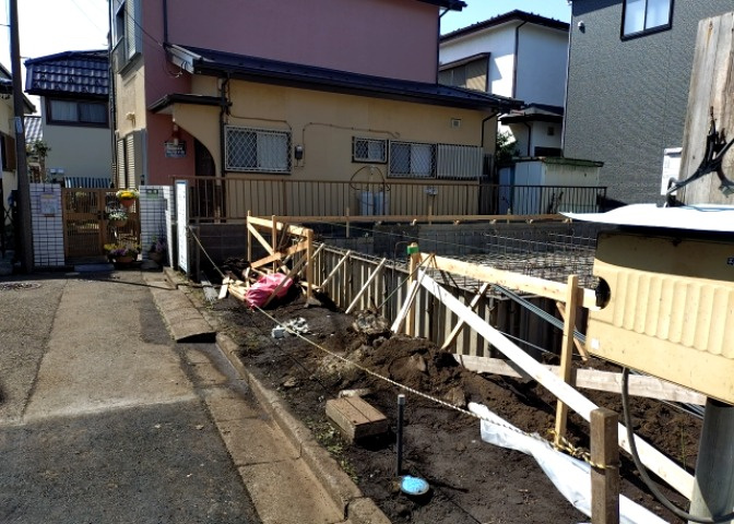 道幅が広い場所は日当たりや風通が良好です。幅が広いのですれ違いも可能ですし大きな車でも駐車可能！一方で、大型車が通ることも多くなるため交通量の増加により騒音に繋がります。また土地の値段が高くなります。