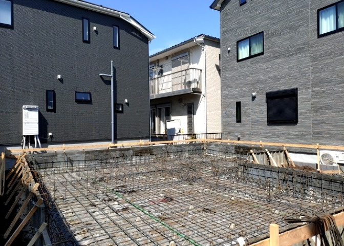現在は更地となっています。現地をご見学に行く際は、道路の幅や周辺の交通量、施設などをご確認頂くことをおすすめします！ある程度イメージをつけたいという場合は、同売主の施工事例や完成パースもお見せします。