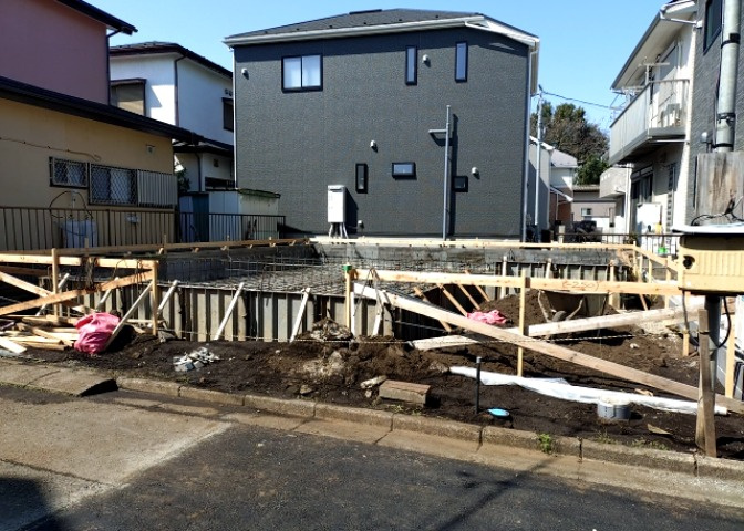 お持ちの車種によっては前面道路が広い方が便利でしょう。しかし、前面道路が広ければその分交通量が多くなるため、騒音などが気になる場合があります。実際に現地を見学し、周辺交通量や騒音などを確認しましょう！