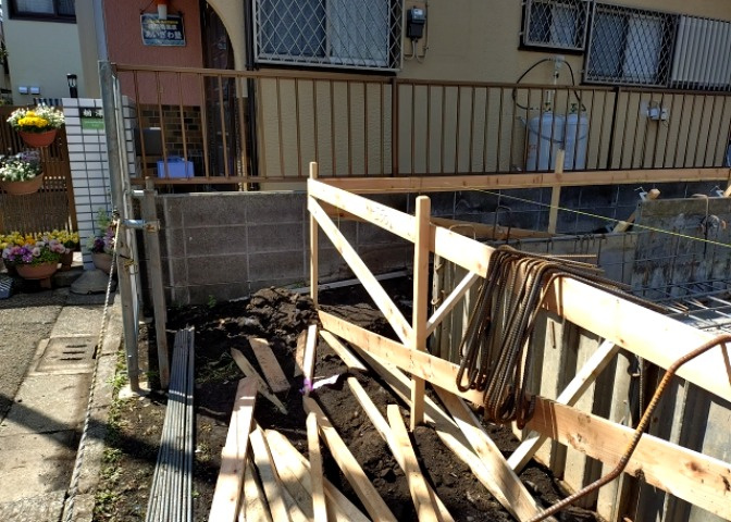 庭があることでガーデニングや家庭菜園はもちろん、こどもの遊び場やペットを放して遊ぶことができます。また、家の周囲に余裕があるということです。隣地との間があれば、十分な日当たりと、風通しが確保できます。