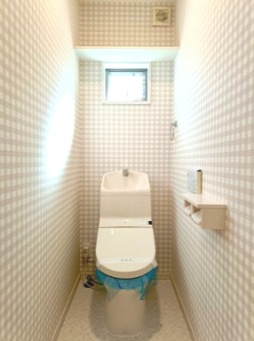 【トイレ】　トイレは温水洗浄便座付です。