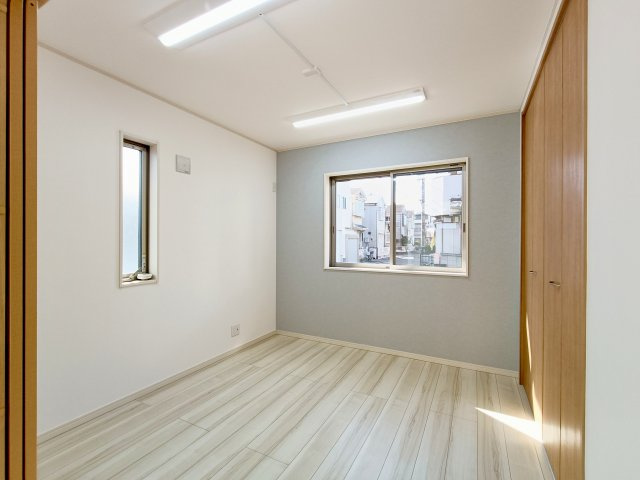 【洋室1階　約4.5帖】　シンプルな中に、遊び心を加えたルームデザインです。