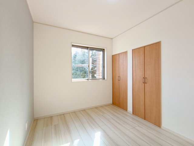 【洋室2階　約5.0帖】　家具に合わせて表情を変える、シンプルなルームデザインです。