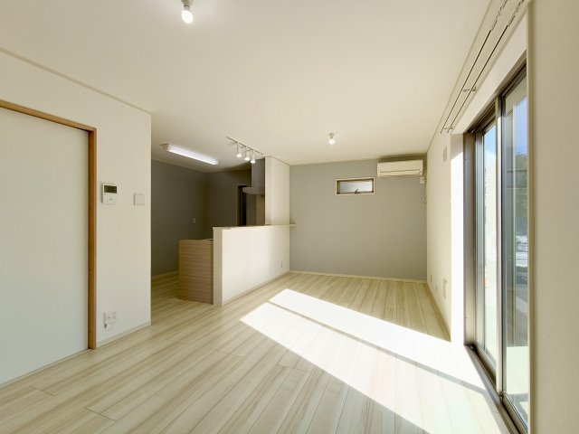 【LDK約15.5帖】　広々とした明るいリビング。ダイニングセットはどちらに、ソファーはどちらに置きましょうか。自由にコーディネートを楽しみやすいシンプルさが魅力です。