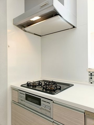 【3口ガスコンロ】　3口コンロ、グリル付きでお料理のレパートリーも増えそうです。