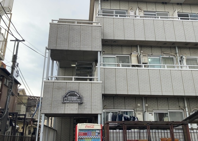 道幅が広い場所は日当たりや風通が良好です。幅が広いのですれ違いも可能ですし大きな車でも駐車可能！一方で、大型車が通ることも多くなるため交通量の増加により騒音に繋がります。また土地の値段が高くなります。