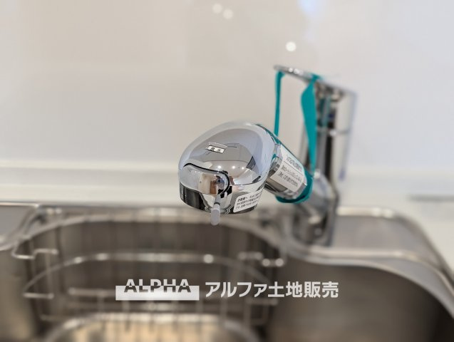 【Water　cleaner】　◆浄水器◆蛇口から流れ出すお水はクリーンでいつも楽しめます。また浄水器内臓シャワー混合栓なので場所取らずのスッキリとしたスタイルです。