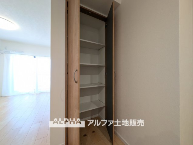 【Food　pantry】　◆フードパントリー◆キッチンの後ろにある収納庫は、食品ストックやビン・缶・ペットボトルなどの収納をするのに使い勝手の良い収納庫。