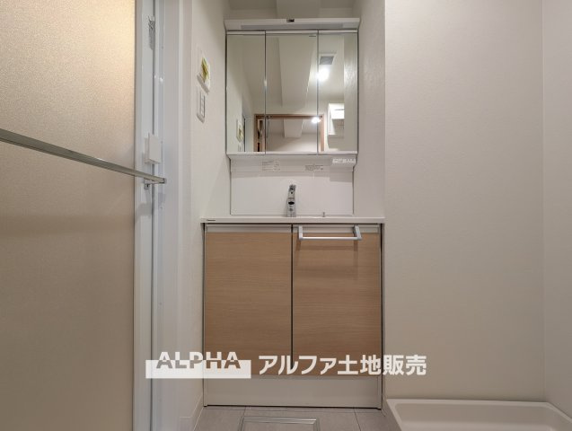 【Vanity　with　Three　Mirrors】　◆三面鏡洗面化粧台◆身支度で使う歯ブラシや化粧品などの小物も鏡裏にすっきり収納。生活感を抑えて朝のひとときも快適に過ごせスタイリッシュな空間に。