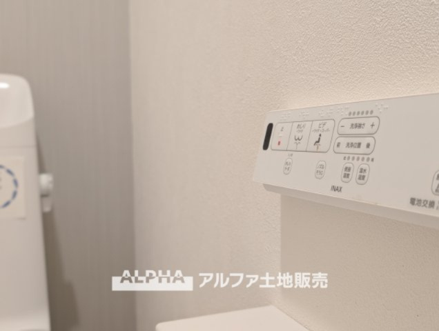 【Warm　water　flush　toilet】　◆温水洗浄便座付きトイレ◆お掃除も楽々。快適に過ごすためには今や欠かせない設備の一つです。壁掛けリモコンで使いやすくいつでも清潔に保てます。