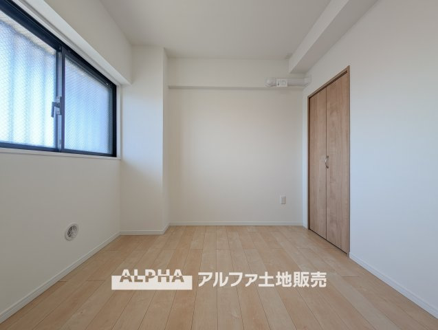 【Two　sides　lighting】　◆明るい主寝室◆二面採光北側の居室は明るく爽やかな風の抜ける快適空間。。収納もしっかりと沢山の洋服をしまえます。