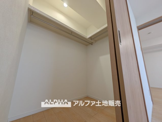 【Family　closet】　◆ファミリー・クロゼット◆多数ある収納のひとつ。このクロゼットは家族共有の場所。色々なモノ、本や季節物、掃除用具などしまう物を選びません。