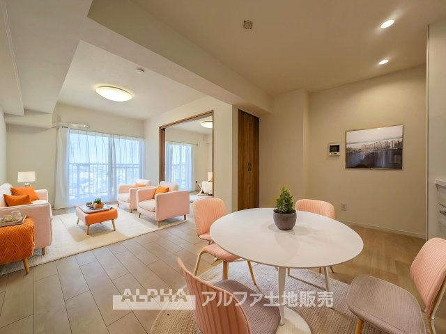 【The　situation】　◆シチュエーション◆リビングルームのドアを開くと、窓から飛び込むのは緑と光の風光明媚な景色。※家具等はCGによるイメージです。家具小物は販売価格に含まれません。