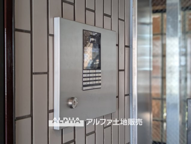 【Auto　lock】　◆オートロック◆不要なセールスや不審者をシャットアウトし静かで快適なシステムは私達に恙ないライフスタイルを与えてくれます。