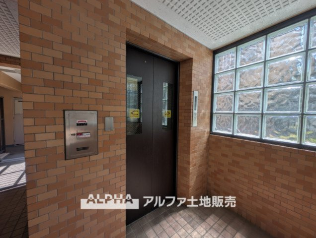 【Elevator　Hall】　◆エレベーターホール◆共用部は管理の行き届いた綺麗なスペース。いつも明るく家族を、来客を出迎えてくれる大切な場所です。