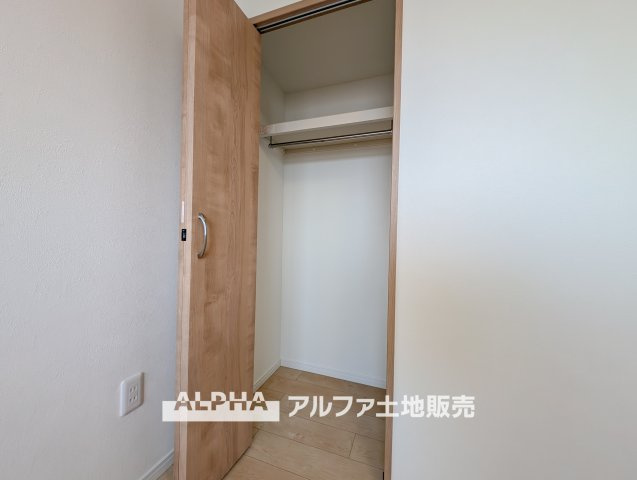【closet】　◆クロゼット◆各居室のクロゼットは大好きな服、大事なバッグやアクセサリー、そして大切な思い出の品々。そんなものを傍らにそっと置いておきたい場所です。