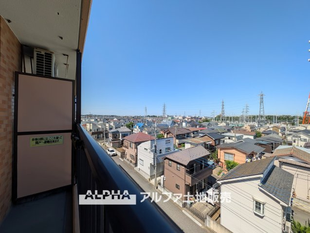 【Balcony】　◆暮れなずむ空◆そっとルーフバルコニーから望むスクリーンは、夕映えに浮かぶ雲とオレンジ色に染まる街。どことなく切ないけれど僕達を優しく照らし家族を見守っていてくれている。