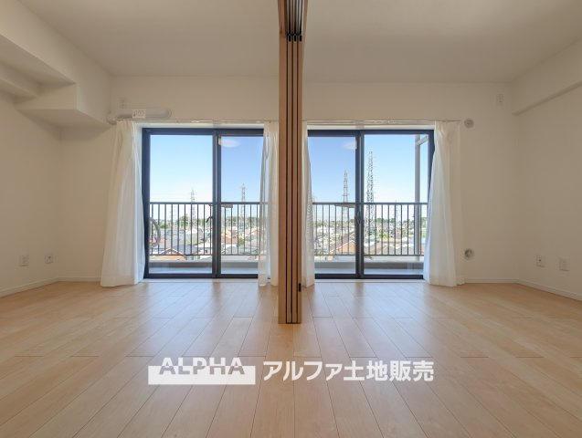 【Cool　wind】　◆窓を開けると◆冷涼な風、そよぐリビング。だんらんの場所はここから始まり、ここで終わる。家族の笑顔が集う素敵な場所だから、こだわり抜いた思いが詰まっているのだと思う。