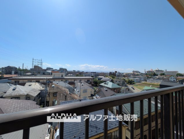 【outward　appearance】　◆バルコニー◆家から望む空はブルースカイ。隔てるものは何もなく、そこにあるのは青い空と白い雲の景色がこの街の彩りを演出している。