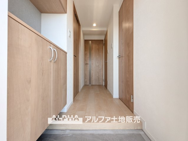【Shoes　cloakroom】　◆シューズクローク◆帰宅し玄関を入ると容量たっぷりなシューズクローク。そこにはお気に入りのチャカブーツやジョンロブのストレートチップを眺める。そんな時間も悪くない。