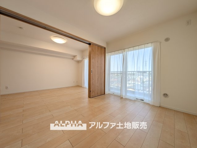 【Living　room】　◆時を忘れる場所◆ここにはみんなが集い、食事と楽しい会話が始まる。話に夢中になりすぎて、ついつい時を忘れ夜半過ぎになってしまう。そんな束の間の幸せを感じさせてくれる場所。