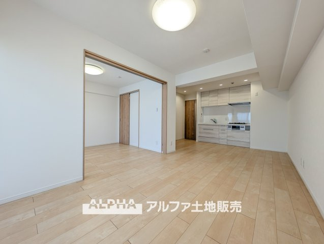 【Comfortable　living】　◆居心地のいい暮らし◆には欠かせない眩い採光。ゆったりとした幅の窓からこの空間に降り注ぐ採光が絶えない。明るいリビングこそ居心地のいい暮らしが待っていると思う