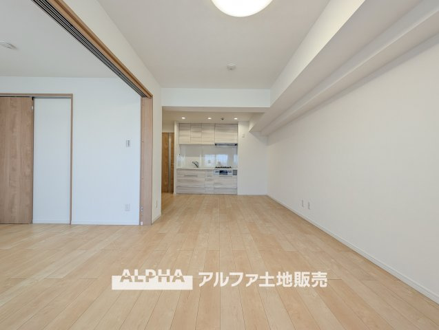 【The　world　which　dozes】　◆サンサンと◆差し込む太陽の光がこのリビングに笑いをもたらす。ソファの上のクッションがポカポカした暖気にぬくぬくと微睡んでいる。