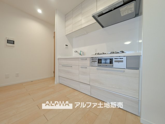 【Kitchen】　◆キッチン◆美しく使いやすいキッチンは油汚れが簡単に拭き取れる素材で加工されており、浄水器シャワーから流す水の音を軽減する静かなシンクを採用。見えないところにさり気ない配慮が嬉しい