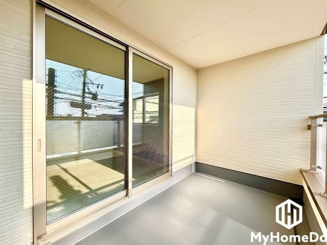 上部にしっかりとした軒（屋根）があるため、急な雨が降ってきても洗濯物が濡れにくく、共働きのご家庭でも安心して外出できます。