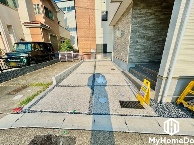 カースペースから玄関ポーチへダイレクトに繋がる機能的な配置。たくさんお買い物をした日や、雨の日のスムーズな荷物の運び込みをサポートします。