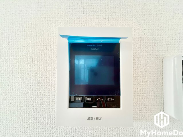来客の顔を室内からしっかり確認できる『カラーモニター付きインターホン』を完備。不審な訪問者やセールスに対しても、ドアを開けずに対応できるため防犯面も安心です。