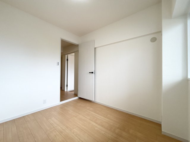北東側洋室の別角度です。
