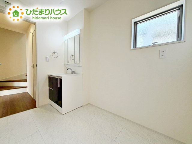 大きな三面鏡の独立洗面。鏡の後ろは収納となっているのでスッキリと整理できます！