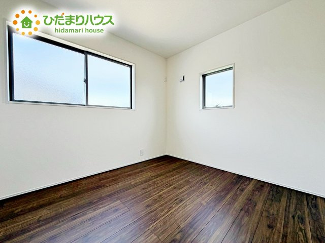 お子様の成長に合わせて、自由に模様替えできるように考えた、シンプルな洋室。
