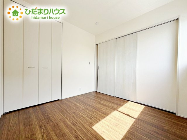 白い壁の洋室は、太陽の光だけでも十分明るく感じられますね