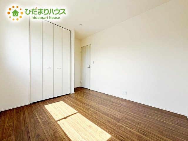 明るい洋室。たっぷり収納があるから、お部屋をいつもすっきりキープ。ナチュラルテイストのインテリアがお好きな方におすすめです。