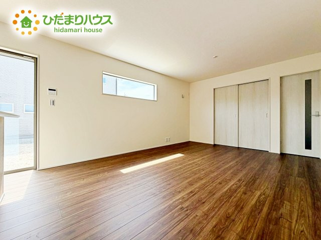 家族で長く過ごすのがリビング。南向きで明るく気持ちの良い空間です。カウンターに隣接してダイニングテーブルを設置することで配膳作業もラクラク！