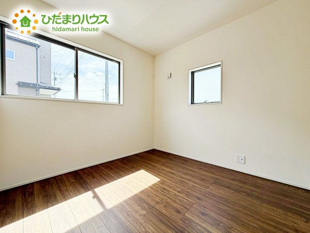 二面採光の設計で明るい時間帯は陽が入り、リラックス出来るお部屋となっています。