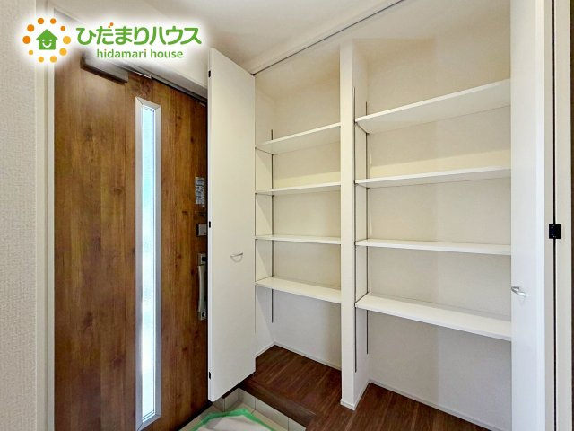 スニーカーマニアも納得の天井まであるシューズボックス!(^^)!