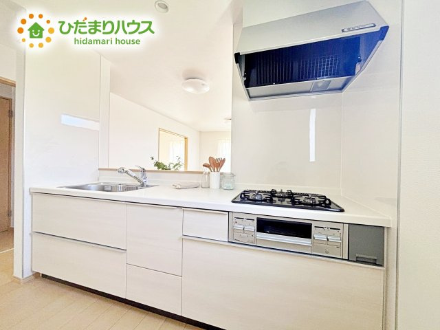 最新のシステムキッチンでお料理がはかどります。大容量収納も魅力です。