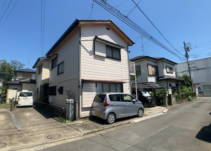 南側道路の場合は長い時間光を入れ込むことができるため、庭やリビングを道路側に持ってくることが多く土地価格も高い傾向にあります。一方北側道路だとリビングや庭が南側になりプライバシーを守ることができます。