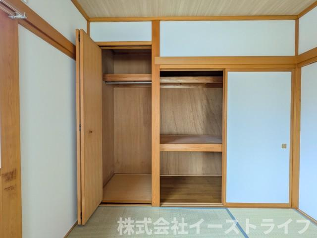 西側奥の6帖の和室には押入れとクローゼットが完備されています