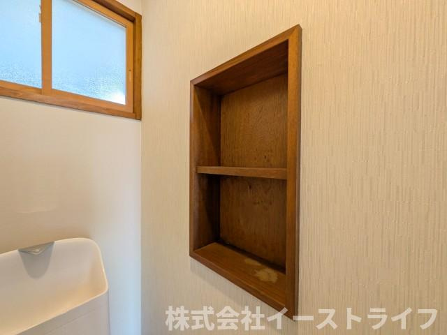 1階トイレ　トイレットペーパーなどが収納できる棚がついています