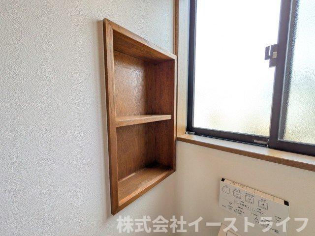 2階トイレ　トイレットペーパーなどが収納できる棚がついています