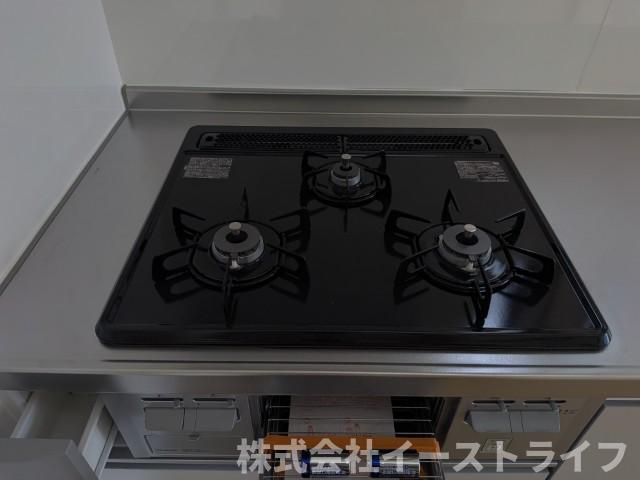 3口ガス台には調味料入れと魚焼きグリルがついています！