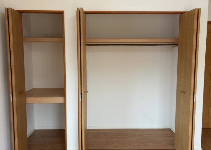 デザイン性を重視しすぎて収納が少なかった！なんてことにならないため、事前に現地で収納の数を確認しておくことをお勧めします。クローゼット以外にも床下収納や屋根裏収納、パントリーなどもチェックしましょう。
