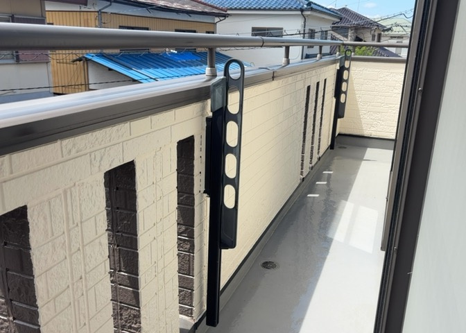 バルコニーは、室外の専用スペースのうち、「屋根がなく開放された空間」であるものを指します。ベランダより広いタイプのものが多く、日当たりもよいため家庭菜園などを楽しみたい人にとって適した環境となります。