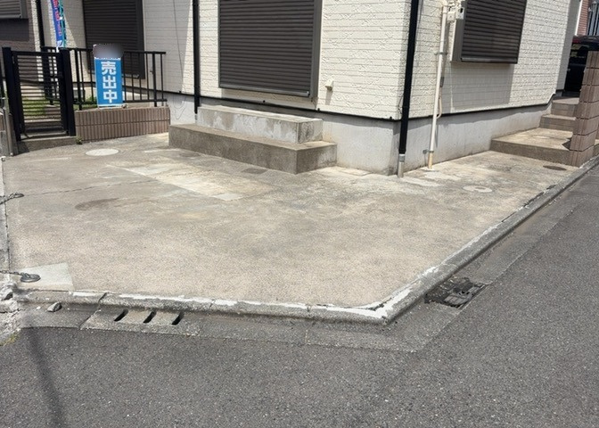 駐車場と明記されていても、最小スペースでつくられた駐車場だと大型車は駐車できなかったり、出入りしにくくなったりする可能性があります。お車のサイズと購入したい物件の駐車場のサイズを現地で確認しましょう。