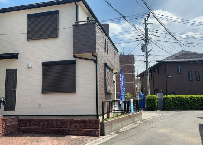 お持ちの車種によっては前面道路が広い方が便利でしょう。しかし、前面道路が広ければその分交通量が多くなるため、騒音などが気になる場合があります。実際に現地を見学し、周辺交通量や騒音などを確認しましょう！